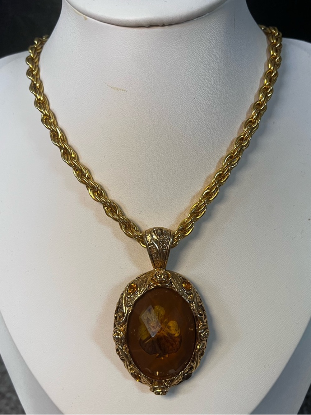 Vintage Gold-Tone Amber Oval Pendant Necklace - Women Jewelry